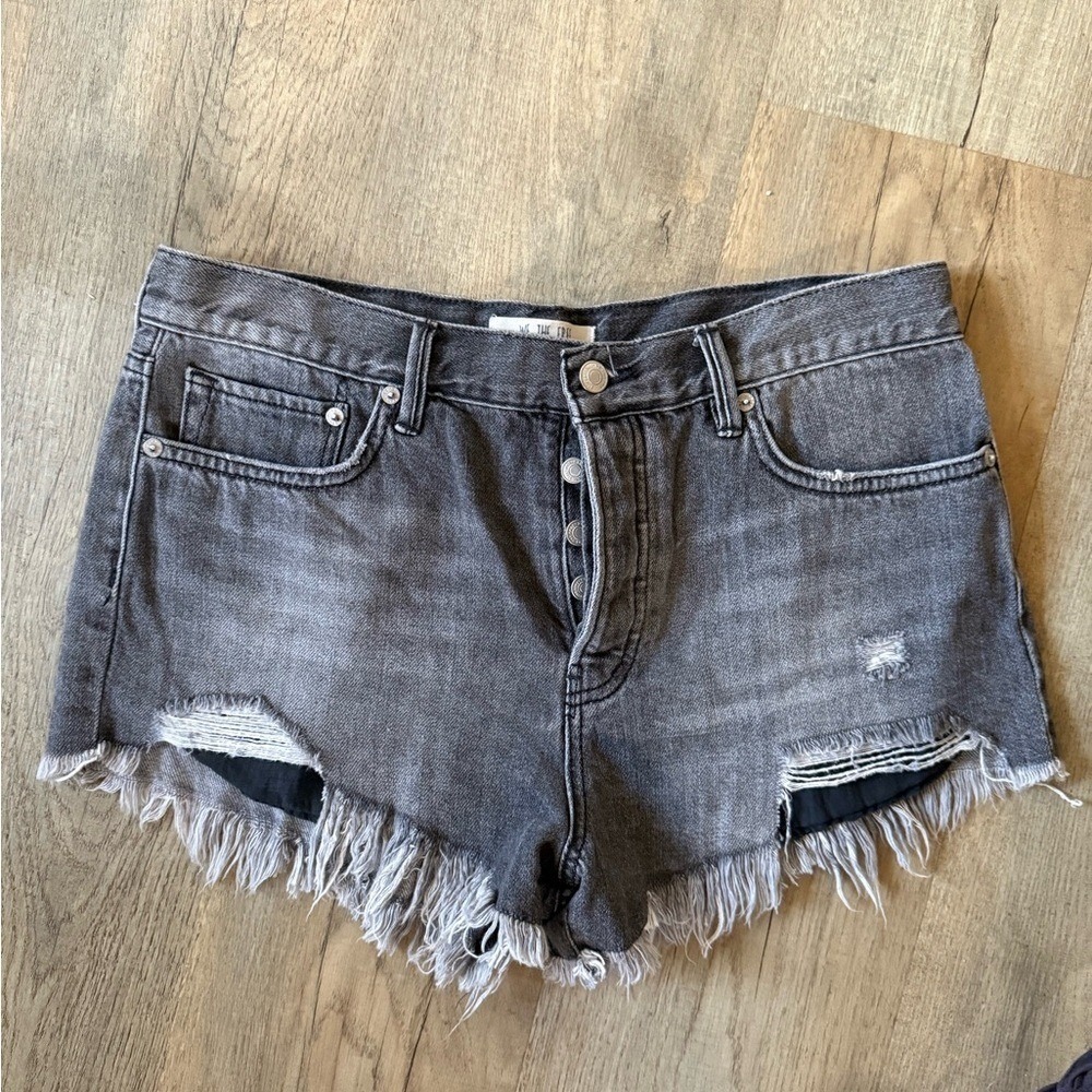 WE THE FREE Cutoff Denim Shorts Distressed Frayed Hem Black Grey‎ Size 29